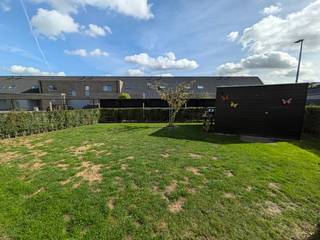 <p>Deze recente halfopen woning uit 2023 combineert een rustige ligging in een woonerf met een aangelegde, zuidgerichte tuin en een uitstekende energieprestatie. Met een EPC van 21 kWh/m²/jaar (label A), E-peil E11 en 9 zonnepanelen is de woning bijzonder energiezuinig.</p><p>De woning biedt ca. 130 m² bewoonbare oppervlakte op een perceel van 257 m² en telt 3 slaapkamers. Op het gelijkvloers bevinden zich de inkomhal met apart toilet, een ruime leefruimte met open keuken en een praktische berging. Grote raampartijen zorgen voor veel natuurlijk licht en zicht op terras en tuin. Vanuit de leefruimte is er toegang tot het terras van ca. 18 m² en de aangelegde tuin met tuinhuis. Naast de woning bevindt zich de carport.<br />Op de verdieping zijn er 3 slaapkamers, een tweede apart toilet en een badkamer met ligbad en douche. Verder beschikt de woning over ventilatiesysteem D, fiberinternet, een regenwaterinstallatie, voorbekabeling voor elektrische screens en een wachtbuis voor een laadpaal.</p><p>Rustig gelegen nabij het centrum van Deerlijk, met scholen, winkels en voorzieningen in de buurt en een vlotte aansluiting op de belangrijkste verbindingswegen.</p><p>Troeven: recente halfopen woning, zuidgerichte tuin, carport en tuinhuis, 3 slaapkamers, EPC A, E11 en 9 zonnepanelen.</p><p>Praktisch<br />De woning is momenteel verhuurd. De huurovereenkomst eindigt in onderling akkoord op 7 januari 2027. In onderling overleg kan de woning vroeger beschikbaar zijn, ten vroegste vanaf 2 januari 2027.</p><p>Verkoop onder registratierechten. Het verlaagde tarief van 2% kan gelden voor de enige eigen woning bij een verkoopovereenkomst vóór 1 januari 2027, mits voldaan aan de wettelijke voorwaarden.</p><p>De interieurfoto’s werden vóór de huidige verhuring genomen en tonen de oorspronkelijke, neutrale afwerking.</p><p>Bezoeken mogelijk op zaterdag 3 en 10 oktober, telkens op afspraak. Tijdens de week kan ook in overleg met de huurster.</p><p>Contacteer ons via het contactformulier voor info of een bezoek.</p>