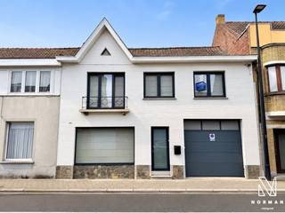 Welkom in deze ruime gezinswoning met tuin en garage, gelegen in het centrum van Kuurne!<br /><br />Bij het betreden van de woning komt u binnen in de inkomhal met gastentoilet. Aansluitend vindt zich de ruime leefruimte met plaats voor zowel een salon als een eetplaats. Bovendien zorgt de gezellige pelletkachel voor een aangename en sfeervolle warmte.<br /><br />Naast de leefruimte vindt u de volledig uitgeruste keuken, voorzien van alle nodige toestellen en comfort. Dankzij het keukeneiland vormt deze ruimte een echte leefkeuken waar koken en samenzijn centraal staan.<br /><br />Aansluitend aan de keuken bevindt zich een ruime berging, momenteel ingericht als bureauruimte en wasplaats, met ingebouwde kasten en toestellen.<br /><br />Verder beschikt het gelijkvloers over een kelder en een badkamer met inloopdouche, toilet en wastafel.<br /><br />Op de verdieping bevinden zich vier volwaardige slaapkamers en een tweede badkamer, uitgerust met een inloopdouche, ligbad, toilet en wastafel.<br /><br />Buiten geniet u van een ruime, zuidgerichte tuin met terras, ideaal om te ontspannen.<br /><br />Tot slot beschikt de woning over een ruime garage met plaats voor één wagen en extra bergruimte.<br /><br />Troeven:<br />+ Garage in centrum Kuurne<br />+ Zuidgerichte tuin<br />+ 4 slaapkamers