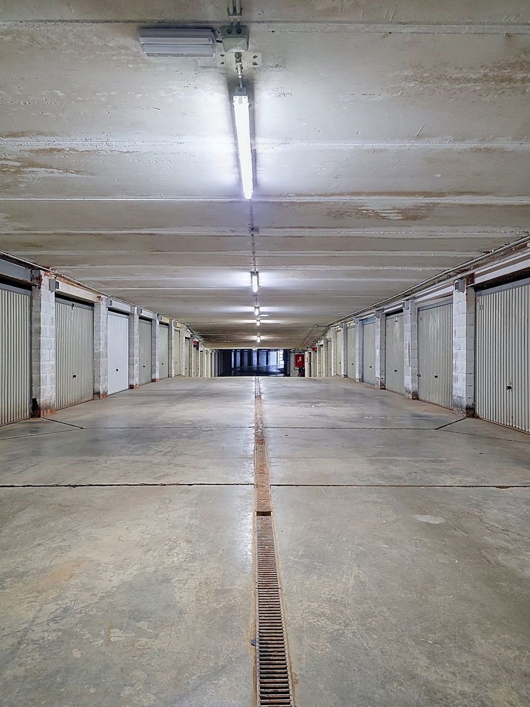 Gesloten en gemotoriseerde garage op beveiligde parkeerplaats  - foto 5