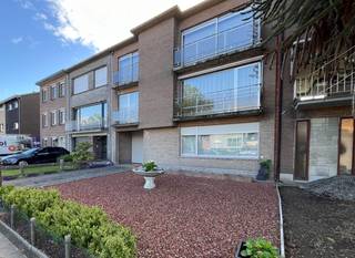 Lichtrijk appartement met 2 slaapkamers en 2 terrassen gelegen in de Fabiolalaan 175, 1ste verdieping, te Schelle (2627).<br />Welkom thuis in dit schitterende appartement, gelegen op de 1ste verdieping, van een klein verzorgd gebouw in het centrum van Schelle. Met zijn uitstekende ligging bevindt u zich op wandelafstand van winkels en openbaar vervoer, terwijl u toch geniet van de nodige rust.<br />Bij het binnenkomen komt u binnen in een ruime inkomhal. Onmiddellijk ervaart u de aangename lichtinval dankzij de grote raampartijen in de leefruimte. Deze biedt meer dan voldoende plaats voor een gezellige zit- en eethoek. Aansluitend bevindt zich de moderne, volledig uitgeruste keuken met afwasmachine, ingebouwde koelkast, oven en een keramisch vuur. Verder beschikt het appartement over 2 comfortabele slaapkamers en een verzorgde badkamer met douche/bad. Er is zowel een binnen- als buitenbergplaats aanwezig. In het gebouw is een kleine gemeenschappelijke kelder aanwezig.<br />De absolute troeven van dit pand zijn ongetwijfeld de 2 terrassen (voor- en achteraan) waarbij het achtergelegen terras uitbreidbaar is naar een groter terras, waar u heerlijk kunt ontspannen.<br />Technische specificaties:<br />•Bewoonbare oppervlakte: 86 m²<br />•Bouwjaar: 1972<br />•Slaapkamers: 2<br />•EPC-score: Label B, 172 kWh/m²jaar<br />•Beschikbaarheid: momenteel nog verhuurd<br />•Troeven: ligging, alle ruimtes zijn volledig bekleed met laminaat, klein gebouw met zeer lage vaste kosten, zuinige condensatieketel.<br />Vraagprijs appartement: € 249.000. <br />Gedaan met zoeken naar parkeerplaats! Bij het appartement hoort een private, veilige garagebox in het gebouw. De aankoop hiervan is verplicht en bedraagt € 20.000 wat de totale investering op € 269.000 brengt. Dit garandeert u comfort en extra opslagruimte.<br />
