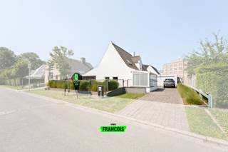 In het rustige en idyllische De Wandelaar, een doodlopende straat waar enkel plaatselijke bewoners passeren, vinden we deze charmante woning die perfect de balans vindt tussen privacy en verbondenheid. Hier woont u in alle rust, terwijl het bruisende stadsleven, de gezellige handelszaken, de polders én het strand met de zeedijk zich op wandel- en fietsafstand bevinden. Een unieke ligging die u het beste van twee werelden biedt: sereniteit en nabijheid.<br /><br />Bij aankomst geniet u van de vlotte parkeermogelijkheden: voor de woning is er steeds plaats, maar ook op de privatieve oprit is ruimte voor meerdere wagens. De garage biedt niet alleen extra parkeercomfort, maar ook royale opbergruimte.<br /><br />We betreden de woning via de inkomhal met handige bergruimte en apart toilet. Van hieruit leiden we u naar de lichtrijke woonkamer, opgedeeld in een gezellige living, een eetplaats en een vaste veranda met zicht op de prachtig zongerichte tuin. Dankzij de kachel geniet u hier ook in de winter van een warme, huiselijke sfeer. De open keuken is uitgerust met hedendaagse voorzieningen, waardoor koken hier een plezier wordt.<br /><br />Op het gelijkvloers vinden we daarnaast een extra berging, een eerste badkamer, een saunakamer, een bureauruimte en een eerste slaapkamer, ideaal voor wie gelijkvloers wil wonen of gasten in alle comfort wil ontvangen. De eerste verdieping biedt plaats aan drie bijkomende slaapkamers, waarvan twee ruime en één kinderkamer, en een tweede badkamer.<br /><br />Extra pluspunten: de woning kent geen renovatieverplichting, de elektrische installatie is volledig conform gekeurd en de jacuzzi in de tuin maakt deel uit van de verkoop. Hier geniet u in alle privacy, omgeven door groen en zon.<br /><br />Deze woning is een perfecte uitvalsbasis voor wie houdt van rust, maar de nabijheid van stad, strand en natuur weet te waarderen. Mis deze kans niet en plan vandaag nog uw bezoek!<br /><br />