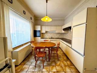 <p><span>Op zoek naar een woning die je volledig naar eigen smaak kan renoveren? Dan biedt deze halfopen bebouwing in het centrum van Hamme heel wat mogelijkheden!</span></p><p><span>Deze woning is centraal gelegen, op korte afstand van winkels, scholen en andere voorzieningen. <br /><br />Dankzij de praktische indeling, de aangename tuin en de handige zij-toegang vanaf de straat vormt dit pand een interessante opportuniteit voor wie op zoek is naar een renovatieproject.</span></p><p><span>Op het gelijkvloers vinden we een inkomhal, een leefruimte met eetplaats, een keuken en een badkamer met douche, toilet en wastafel. Achteraan bevindt zich een veranda die toegang biedt tot de tuin.</span></p><p><span>De eerste verdieping beschikt over twee slaapkamers, waarbij de tweede slaapkamer voldoende mogelijkheden biedt om een afzonderlijke dressing te creëren.</span></p><p><span>Buiten geniet je van een langgerekte tuin met verschillende tuinbergingen. Een belangrijke troef is de afzonderlijke zij-toegang vanaf de straat, waardoor je de tuin gemakkelijk kan bereiken zonder door de woning te moeten.</span></p><p><span>De woning is toe aan renovatie, maar biedt daardoor de ideale kans om alles volledig naar eigen wensen en hedendaagse woonnormen in te richten.</span></p><p><span>Ben jij klaar om deze woning een tweede leven te geven? Contacteer ons voor meer informatie of een bezoek ter plaatse en ontdek zelf de mogelijkheden van dit pand!</span></p><p><span> </span></p><p><span>Bekijk ook onze visuele tour: <span>https://web-player.walkly.app/VoT9ChdTkk3ayg4RKdVj/aaKW2VVOFAZ3D5g5PvYR/ww/public</span></span><span> </span></p>