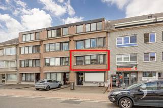 <p><span>Op zoek naar een comfortabel appartement met een uitstekende ligging én een ruime garage?</span><span> Dan is dit instapklare appartement aan de </span><span>Schoolstraat 24 in Aarschot</span><span> absoluut het ontdekken waard. </span></p><p><span> </span></p><p><span>Dit aangename appartement, gebouwd in </span><span>1990</span><span>, beschikt over een bewoonbare oppervlakte van </span><span>74 m²</span><span> en combineert een praktische indeling met heel wat troeven. </span></p><p><span> </span></p><p><span>Bij het binnenkomen wordt u verwelkomd in een </span><span>ruime en lichtrijke leefruimte</span><span>, waar grote raampartijen zorgen voor een aangename, open sfeer. Aansluitend bevindt zich de </span><span>functionele keuken</span><span>, uitgerust met het nodige comfort voor dagelijks gebruik. </span></p><p><span> </span></p><p><span>Het appartement beschikt over </span><span>twee slaapkamers</span><span>. De masterbedroom biedt bovendien toegang tot een </span><span>eigen zonnig terras</span><span>. </span></p><p><span> </span></p><p><span>De badkamer is praktisch ingericht en beschikt over een </span><span>ligbad, wastafel en toilet</span><span>. </span></p><p><span> </span></p><p><span>Een absolute meerwaarde is de </span><span>extra ruime garage (+- 30m²). </span><span>Naast het stallen van uw wagen is er nog voldoende plaats voor fietsen, een brommer, vuilnisbakken en allerhande extra bergruimte. Een bijzonder praktische troef die u in een centrumligging niet vaak aantreft. </span></p><p><span> </span></p><h3><span>Toplocatie in het centrum van Aarschot! </span></h3><h3><span> </span></h3><p><span>Ook de ligging is een echte troef. U woont hier </span><span>centraal in Aarschot</span><span>, op wandelafstand van tal van voorzieningen. Scholen, winkels, bakker, het station en andere dagelijkse faciliteiten bevinden zich vlakbij. Bovendien geniet u van een </span><span>vlotte verbinding naar de autosnelweg</span><span>, waardoor ook omliggende steden en gemeenten gemakkelijk bereikbaar zijn. </span></p><p><span> </span></p><p><span> </span></p><p><span>Interesse in dit prachtig appartement? Contacteer ons via 016 15 31 15 of info@immolivit.be</span><span> </span></p><p><span> </span></p><p><span> </span></p><p><span> </span></p>