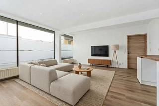 <p>Lichtrijk appartement in Oostende, vlak bij winkels en sportpark De Schorre.</p>
<p> </p>
<p>Dit aangename appartement combineert een praktische indeling met een centrale ligging in Oostende. Dankzij de grote lichtinval geniet u hier van een open en comfortabel woongevoel. De nabijheid van winkels, scholen, openbaar vervoer en belangrijke invalswegen zorgt voor extra gebruiksgemak in het dagelijkse leven. Bovendien bevindt sportpark De Schorre zich vlakbij, ideaal voor wie houdt van ontspanning en beweging in de buurt. Een interessante opportuniteit voor wie een appartement zoekt op een vlot bereikbare locatie.</p>
<p> </p>
<p>Belangrijkste ruimtes:<br />• Lichtrijke woonkamer met aangename leefruimte<br />• Volledig ingebouwde keuken met praktische indeling<br />• Berging met extra opbergruimte<br />• Badkamer functioneel ingericht<br />• 2 slaapkamers met natuurlijke lichtinval</p>
<p> </p>
<p>Troeven:<br />• In de nabijheid van winkels en dagelijkse voorzieningen<br />• Vlakbij sportpark De Schorre<br />• Lichtrijk appartement met aangenaam wooncomfort</p>
<p> </p>
<p>Neem vandaag nog contact op met je ERA-makelaar voor een bezoek.</p>
<p> </p>
<p>JOUW DROOMAPPARTEMENT. ZO GEVONDEN!</p>