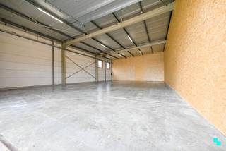 Deze opslagruimte van ca. 192 m² is gelegen op een strategische ligging langs de Izegemsestraat te Sint-Eloois-Winkel. Deze ligging komt met...