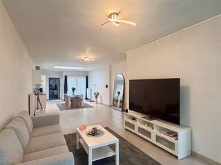 <p><span>OOSTAKKER - </span><span>Ben je op zoek naar een energiezuinige woning met tuin te Oostakker? </span></p><p><span>Dan is deze woning misschien iets voor u. </span></p><p><span> </span></p><p><span>De belangrijkste troeven in een notendop: </span></p><ul><li><span>Energiezuinige woning (EPC B)</span></li><li><span>Mogelijkheid tot elektrisch laden</span></li><li><span>Gezellige tuin met toegang tot de parking achteraan</span></li><li><span>Praktische zolderberging voor extra opbergruimte</span></li><li><span>Gunstig gelegen nabij winkels, openbaar vervoer en belangrijke verbindingswegen</span></li></ul><p><span> </span></p><p><span>Zo ziet de woning eruit: </span></p><p><span>Inkomhal met plaats voor vestiaire, open leefruimte met open geïnstalleerde keuken, badkamer met inloopdouche en een praktische berging met aansluiting voor wasmachine. </span></p><p><span>Op de eerste verdieping bevinden zich 2 slaapkamers. Via een uitklapbare trap bereik je de tweede verdieping met zolderberging. </span></p><p><span>Gezellige tuin met toegang tot de parking achteraan, waar de mogelijkheid bestaat om elektrisch te laten. </span></p><p><span> </span></p><p><span>Belangrijk: </span></p><p><span>Beschikbaar vanaf: 1/10/2026</span></p><p><span>Huurprijs: €1.350 </span></p><p><span>EPC: 150 kWh</span></p><p><span> </span></p><p><span>Voor een bezoek ter plaatse, vul zeker uw huurdersprofiel in via onze website. </span></p>