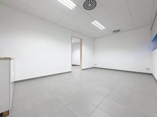 Op zoek naar een werkplek waar je meteen kan starten?Deze instapklare kantoorruimte op het gelijkvloers heeft alles wat je nodig hebt om zorgeloos...