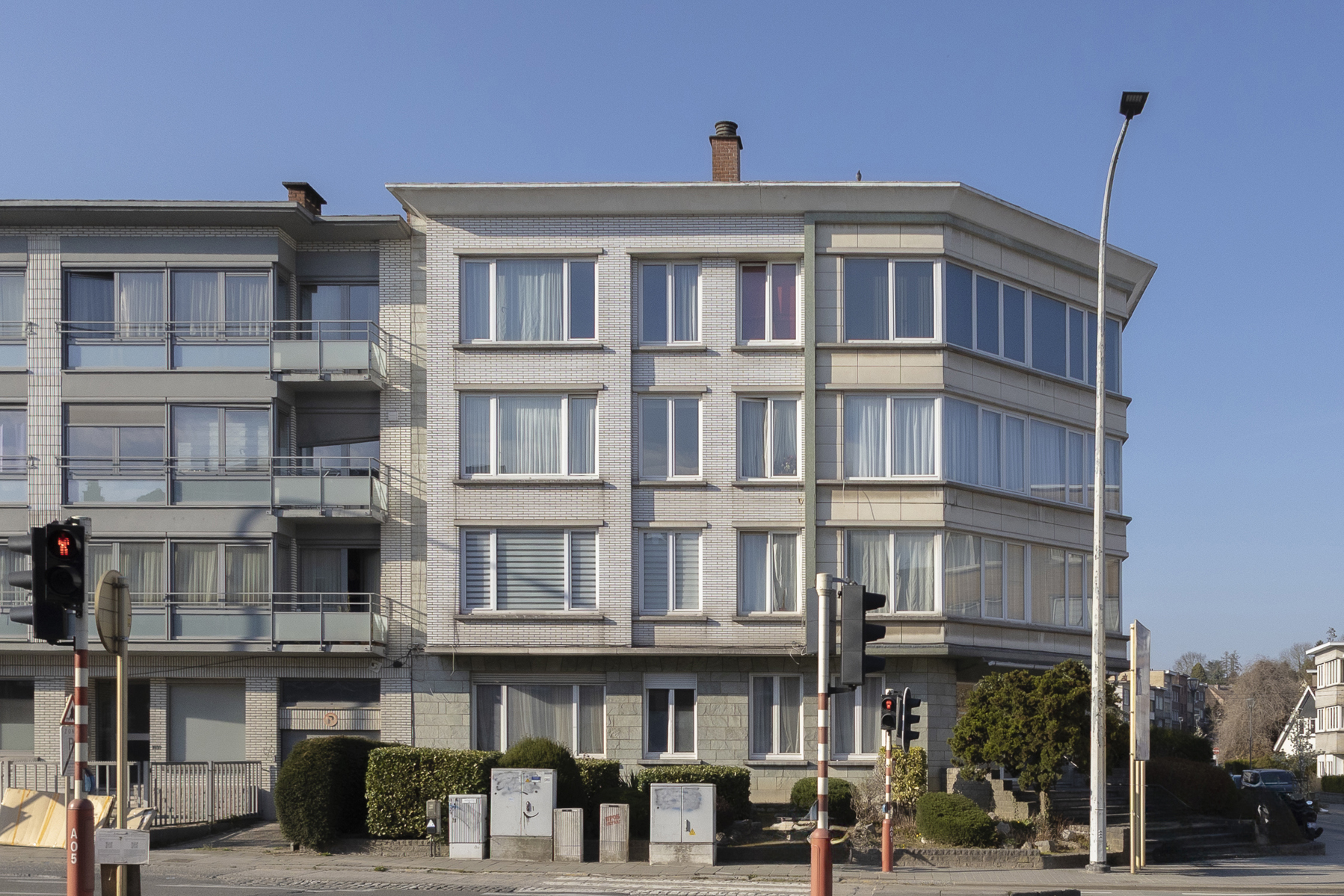 Move-in ready apartment with parking space in Molenbeek - photo 2