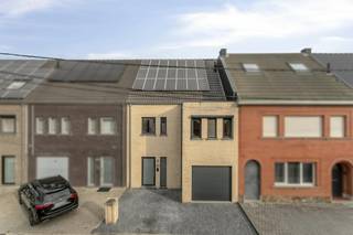 Be surprised: a very spacious and ready-to-move-in home with a dream garden 125 meters deep!<br /><br />If you look at this well-maintained home from the street side, you won't even suspect what unprecedented space and finish lie behind the façade. This house, newly built in 2008 and meticulously maintained down to the last detail, is an absolute gem for those looking for comfort and peace. Thanks to the solar panels and a brand new heating system (2025), you are also completely ready for the future!<br /><br />The living space is directly connected to the modern, semi-open kitchen, which was recently equipped with a new dishwasher and a new fridge/freezer combination. The ground floor also has a practical garage and there is space to park a car right in front of the door.<br /><br />On the first floor, there are three bedrooms, one of which is furnished as a dressing room and two rooms have convenient shutters. The bathroom has a double sink and a bath/shower combination. Extra advantage: the connections for the washing and drying cabinet are also located in the bathroom in a built-in cabinet, so you never have to drag dirty laundry over the stairs!<br /><br />Via a fixed staircase, you reach the second floor with a very large fourth bedroom/office and a separate technical room. A second fixed staircase leads from there to a convenient attic space.<br /><br />The absolute asset is the impressive, fully enclosed garden, no less than 125 meters deep. Enjoy your own vine and, thanks to the various terraces, find a lovely spot in the sun or shade at any time of the day. There is another practical garden house at the back.<br /><br />The property is offered through the Pre-sale formula. Between 24/10/2026 10:00 and 26/10/2026 12:00, you can come visit the house by appointment and make an offer. The listed price is a starting price. For further information, please contact the property agent.<br /><br />Register of measures: no