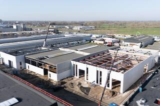 De nieuwbouw unit van 795m² maakt deel uit van het KMO-park ‘SCHIPDONK’. <br /><br />De site bevindt zich in de industriezone van Deinze en geniet van een vlotte bereikbaarheid, op slechts 6 km van de E17 met een directe verbinding richting Gent en Kortrijk.<br /><br />De bedrijfsruimte beschikt over een vrije hoogte van ca. 6 meter en is toegankelijk via een automatische sectionale poort met afzonderlijke toegangsdeur. Verder is de unit uitgerust met een polybetonvloer, lichtstraat met rookluik en energiezuinige LED-verlichting.<br /><br />De unit is voorzien van elektriciteit, gas, water en internet. Daarnaast zijn er 7 privatieve parkeerplaatsen voorzien en is er voldoende manoeuvreerruimte op de site.<br /><br />Daarnaast kan er in samenspraak met de eigenaars een kantoor worden ingericht. Geschikt voor opslag-, productie- of ambachtelijke activiteiten.<br /><br />Contacteer Henry Van Tornhout voor bijkomende inlichtingen, plannen of een vrijblijvend plaatsbezoek via 0474 13 37 93 of via henry@kmovastgoed.be