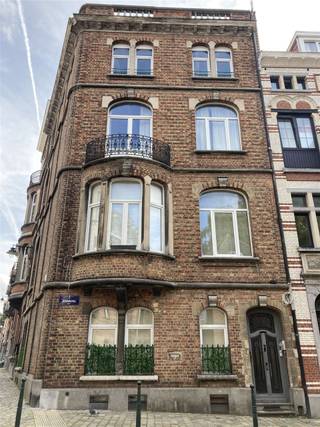 Bel appartement meublé situé au1er étage d'une belle et agréable maison bruxelloise. Hall d'entrée avec nombreuses armoires encastrées et accès à...