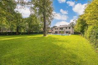 <h3><span>Ruime villa met zwembad in villapark De List</span></h3><p><span>In het rustige en groene </span><span>villapark De List</span><span> in Schoten vinden we deze ruime, volledig gerenoveerde stijlvilla. De woning werd in 2009 grondig vernieuwd met duurzame materialen en biedt dankzij de aparte inkom heel wat mogelijkheden als </span><span>kangoeroewoning, vrij beroep of kantoor aan huis</span><span>.</span></p><p><span>De inkomhal beschikt over een vestiaire en gastentoilet en geeft toegang tot bureau, technische ruimte, wasplaats en dubbele garage. De royale leefruimte met blauwe hardsteen en open haard loopt door in de volledig uitgeruste leefkeuken. Samen goed voor ca. </span><span>110 m² leefruimte</span><span>, met een gezellige bowwindow-eethoek.</span></p><p><span>Op de verdieping bevinden zich </span><span>4 ruime slaapkamers</span><span>, waaronder een master met dressing en ensuite badkamer met jacuzzi en inloopdouche. Daarnaast zijn er nog 3 badkamers, waarvan 2 met jacuzzi.</span></p><p><span>Buiten geniet je van een </span><span>zuidwestgerichte tuin</span><span> met volwassen bomen, terrassen en een </span><span>nieuw groot zwembad</span><span>. De ruime voortuin biedt parkeergelegenheid voor meerdere wagens.</span></p><p><span>De ligging is rustig én centraal. Via wandel- en fietsweggetjes bereik je vlot winkels en openbaar vervoer. Ook scholen, de grens met Brasschaat en het </span><span>Peerdsbos</span><span> bevinden zich in de omgeving.</span></p><p><span>Troeven:</span></p><ul><li><span>Volledig gerenoveerde stijlvilla (renovatie tussen 2009 en 2025) </span></li><li><span>4 slaapkamers & 4 badkamers </span></li><li><span>Kangoeroewoning / vrij beroep mogelijk </span></li><li><span>Ca. 110 m² leefruimte </span></li><li><span>Dubbele garage </span></li><li><span>Zuidwestgerichte tuin </span></li><li><span>Nieuw zwembad </span></li><li><span>Rustige, groene ligging </span></li></ul><p><span> </span></p><p><span>Ontdek deze veelzijdige villa tijdens een bezoek. Contacteer ons via 03 646 66 55 of info@sinjoor.be.</span></p>