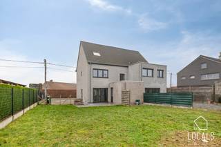 Op zoek naar een lichtrijke en instapklare woning met tuin? Deze halfopen bebouwing heeft een inkomhal, lichtrijke woonkamer met open keuken die uitkijkt op de tuin en een wasplaats met toilet. De verdieping heeft een nachthal, 2 slaapkamers, toilet en een badkamer met inloopdouche & ligbad. De 2<sup>e</sup> verdieping heeft nog 2 extra slaapkamers en bergruimte. Naast en voor de woning zijn er private parkeerplaatsen. Alsook is er een aangename onderhoudsvriendelijke tuin met oost oriëntatie. Totale grondoppervlakte: 4a85ca. EPC: 197 kWh/m² - label B, elektriciteit CONFORM, asbestveilig, dubbele beglazing, dakisolatie, centrale verwarming met aardgas, ventilatie, .. zijn slechts enkele van zijn troeven! Goed gelegen, op slechts 1,9km van het station Haaltert, 2,7km oprit E40 en in de nabijheid van winkels en scholen. P-score: A – G-score: A. Voor meer informatie en/of een bezoek: 054 23 53 83 of info@localsvastgoed.be