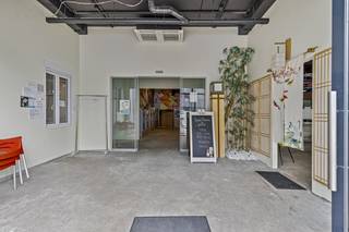 Commerciële ruimtes - baanwinkel van ca. 385 m² op topligging.De winkel is gelegen in de commerciële zone samen met onder andere...
