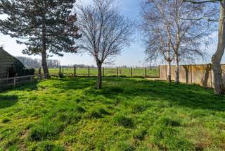 Deze karaktervolle villa, gelegen op een prachtig perceel van maar liefst 886 m², geniet van een bijzondere ligging in het landelijke Kaster. Een unieke kans voor wie op zoek is naar ruimte, rust en tal van mogelijkheden!<br /><br />INDELING:<br />Ontdek deze karaktervolle villa op toplocatie in Kaster. Gelegen op een ruim perceel van 886 m² geniet deze woning van een rustige ligging met alle nodige voorzieningen binnen handbereik. Een unieke eigendom met tal van mogelijkheden!<br /><br />Het gelijkvloers biedt momenteel plaats aan twee volwaardige slaapkamers, waarvan één met een eigen ensuite badkamer. De centrale tussenruimte zorgt voor een vlotte verbinding tussen de kamers en geeft eveneens toegang tot de bovenverdieping.<br /><br />De casco bovenverdieping biedt tal van mogelijkheden om volledig naar eigen smaak in te richten. Dankzij de ruime oppervlakte kan u hier perfect extra slaapkamers, een bureau, hobbyruimte of andere woonfuncties creëren.<br /><br />Verder beschikt de woning over een zeer ruime en praktische garage, wat zorgt voor extra comfort en opbergruimte.<br /><br />Kortom, een woning met veel potentieel en tal van mogelijkheden!<br /><br />Een unieke kans voor wie op zoek is naar ruimte, rust en mogelijkheden. Laat u verrassen door deze karaktervolle woning op een prachtige landelijke locatie en ontdek tijdens een bezoek de vele troeven die deze eigendom te bieden heeft.<br /><br />EPC: 787,00KWh<br />UC: 20250602-003612081-RES-1<br />Ref: RVP/26010/K