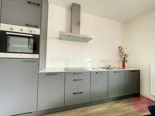 Dit appartement is gelegen op de begane grond van de recente "Canal Wharf" residentie (Blok C). Deze gemeubelde studio biedt een aangename hoeveelheid natuurlijk licht en ligt op slechts een korte wandeling van Tour & Taxis.<br /><br />De studio (±50 m²) is als volgt ingedeeld:<br />- Woonkamer met open keuken en toegang tot een zonnig terras<br />- Keuken uitgerust met hoogwaardige materialen<br />- Bergruimte met wasmachine en Proximus-aansluiting (glasvezel)<br />- Garderobe en veel bergruimte<br />- Doucheruimte<br />-Ingebouwde elektronisch aangestuurde zonnewering<br /><br />Huurvoorwaarden:<br />- Beschikbaar: 01/12/2026<br />- Huur op korte termijn wordt aanvaard.<br /><br />Voor een bezichtiging van deze studio kunt u een verzoek sturen via www.dewaele.com.