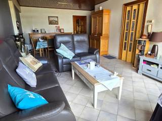 Ce charmant et lumineux appartement est situé au premier étage de l'immeuble, au centre de Denderhoutem. Il comprend un hall d'entrée, un...