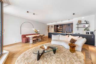 ONDER OPTIE<br />Luxueus afgewerkt appartement - topligging op 't Zuid<br /><br />Modern en lichtrijk appartement (112 m²) met 2 terrassen, 3 slaapkamers en fenomenaal uitzicht op het park – gelegen op ‘t Zuid op de voormalige Zillion - site, 2000 Antwerpen.<br /><br />Op een topligging op het trendy Zuid presenteert zich dit afgewerkte en instapklare appartement van 112 m² plus terrassen, gekenmerkt door modern design, hoogwaardige afwerking en een uitzonderlijke lichtinval. Het appartement bevindt zich in een energiezuinig gebouw met bouwjaar 2020.<br /><br />Bij binnenkomst ontvouwt zich een ruime inkomhal met ingewerkte maatkasten. De vloer is bekleed met een massief eiken visgraatparket dewelke doorheen het gehele appartement loopt.<br /><br />Vervolgens kom je uit in de hyper uitgeruste open keuken en aansluitende, luchtige leefruimte met grote raampartijen die uitkijken op een prachtig panoramisch zicht over het park en het vlinderpaleis.<br />Op het zuid-georiënteerde ruime terras dat aan de woonkamer grenst, geniet je de volledige dag van de zon.<br /><br />De open keuken is een absolute blikvanger: voorzien van een stijlvol marmeren Fior di Bosco - werkblad, Quooker-kraan en met hoogwaardige toestellen zoals een Miele inductie kookplaat en een ingebouwde wijnkoeler. Een aparte bergruime sluit aan op de keuken.<br /><br />Het appartement beschikt over drie slaapkamers (7, 9 en 17 m²). De master bedroom beschikt over ingewerkte maatkasten en sluit aan op de ensuite badkamer met dubbele lavabo en ingewerkte designkranen.<br /><br />In de nachthal tref je ook een aparte douchekamer aan met inloopdouche en een aansluiting voor een wasmachine en droogkast. Daarnaast beschikt het appartement over een apart toilet met handenwasser.<br /><br />Het energiezuinige gebouw is aangesloten op het warmtenet en het volledige appartement is voorzien van vloerverwarming. <br />Video beschikbaar via instagram: https://www.instagram.com/theresidence_antwerp<br />Voor meer info kan u contact opnemen via Immoscoop of e-mail: wimbillen@outlook.com