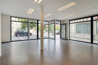 Recente, instapklare handelsruimte gelegen tegenover de kerk op 20m van de Markt en Burg op hoekligging in Torhout.Uitstekende zichtbaarheid dankzij enorme vitrine van het hoekpand. Open handelsruimte van ca. 112m² met kelder van ca. 68m².De kelder is voorzien van een vaste trap en is geschikt voor stockage.Specificaties:- tegelvloer- verlichting- sanitair- kitchenette Voorliggende publieke parking.Aarzel niet om contact op te nemen indien dit bedrijfsvastgoed bestaande uit een handelspand te huur in Torhout u kan interesseren.