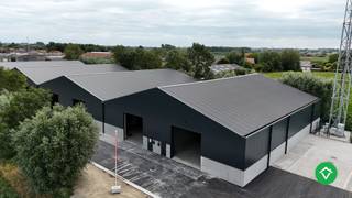 Op zoek naar een slimme investering of een nieuwe locatie voor je onderneming? <br />Ontdek deze gloednieuwe KMO-units in Werken (Kortemark), strategisch gelegen in een rustige en toegankelijke omgeving met vlotte verbindingen. <br /><br />Eigenschappen van de units:<br />• Geschikt voor opslag, atelier, productie of kleinhandel<br />• Ruime toegangspoorten <br />• 3 staanplaatsen inbegrepen <br />• Voorzien van nutsleidingen <br />• Moderne en energiezuinige constructie – ideaal voor ondernemers die duurzaam willen werken of investeren.<br />• op een toplocatie in de driehoek Diksmuide—Torhout—Roeselare<br />• Centraal in West-Vlaanderen voor optimale bereikbaarheid<br /><br /> Gelegen op een kleinschalig bedrijvenpark met professionele uitstraling.<br /> Ideaal voor zelfstandigen, kleine ondernemingen of investeerders.<br /><br />Grondwaarde € 74.845 - Constructiewaarde € 299.380, excl. kosten en BTW. <br /><br /> Interesse of meer info? Neem vandaag nog contact met ons op en ontdek de mogelijkheden!