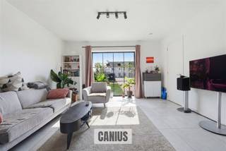 <p><span>INSTAPKLARE WONING MET 3 SLKS & TUIN</span></p><p><span> </span></p><p><span>In het rustige & groene Munsterbilzen, deelgemeente van de stad Bilzen-Hoeselt treffen wij de verkaveling “Munstergaarde” aan. Wij bevinden ons op enkele minuten van het centrum van Bilzen waardoor lokale handelaars, supermarkten, scholen, … snel bereikbaar zijn. Leuk detail is de nabijheid van verschillende verbindingswegen waardoor deze woning ideaal is voor wie belang hecht aan vlotte verplaatsingen naar omliggende steden en gemeenten. </span></p><p><span> </span></p><p><span>Wij betreden de woning via de voordeur die ons toegang geeft tot de inkomhal. Hier treffen wij een gastentoilet met handspoelbakje aan. Via de inkomhal begeven wij ons naar de leefruimte met een volledig uitgeruste en open keuken die via het schuifraam toegang geeft tot het terras en de tuin. Ideaal is de berging gelegen naast de keuken. Deze doet enerzijds dienst als voorraadkamer en anderzijds als wasruimte. </span></p><p><span> </span></p><p><span>Nadat wij de benedenverdieping hebben ontdekt begeven wij ons via de trap in de leefruimte naar de eerste verdieping. Toegekomen op de nachthal krijgen wij toegang tot maar liefst drie slaapkamers waarvan één met toegang tot de bergzolder via het zolderluik , een apart toilet en als laatste ontdekken wij de volledig uitgeruste badkamer met een inloopdouche en een lavabomeubel.</span></p><p><span> </span></p><p><span>Troeven:<br />- Energiezuinige woning<br />- Onderhoudsvriendelijke tuin met terras<br />- Aanwezigheid van nieuwste technieken zoals zonnepanelen, regenwaterrecuperatie, …</span></p><p><span> </span></p><p><span>KORT SAMENGEVAT</span><span>:</span></p><p><span>Vraagprijs: € 389.000,00</span></p><p><span>Verkoop onder registratierechten (2% of 12%)</span></p><p><span> </span></p><p><span>Nieuwsgierig om deze knappe woning te ontdekken? Vraag dan snel een bezoek aan via info@canius.be of contacteer één van onze medewerkers op het nummer 078 78 30 39 om samen deze woning te ontdekken. </span></p><p><span> </span></p><p><span>De vermelde oppervlaktes zijn slechts een indicatie. Canius Real Estate kan niet verantwoordelijk gesteld worden voor de juistheid van de door zijn verstrekte gegevens.</span></p><p><span> </span></p>