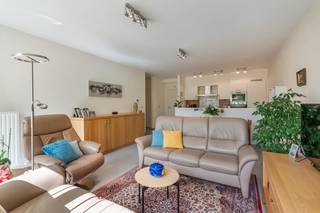 In het centrum van Linden vinden we dit goed onderhouden appartement met twee slaapkamers, een ondergrondse autostaanplaats en een kelderberging. Dankzij de centrale ligging bevinden winkels, een bakker, een supermarkt, enkele restaurants en het openbaar vervoer zich op wandelafstand. Bovendien geniet je van een vlotte verbinding naar Leuven via de nabijgelegen Diestsesteenweg.<br /><br />Het appartement bevindt zich op het gelijkvloers en biedt een aangename combinatie van comfort en een praktische indeling. Via de inkomhal bereiken we de ruime en lichtrijke leefruimte, die aansluit op een volledig geïnstalleerde open keuken. Verder beschikt het appartement over twee volwaardige slaapkamers, een badkamer, een afzonderlijk toilet en een praktische berging met aansluiting voor een wasmachine.<br /><br />Een absolute troef is het ruime terras met aansluitend tuintje, waar je in alle rust kan genieten van het buitenleven. Daarnaast beschikt het appartement over een privatieve ondergrondse autostaanplaats en een kelderberging, wat zorgt voor extra comfort en bergruimte.
<div><br /><span><span><span><span><span><span><span><span><span><span><span><span><span>Momenteel is het appartement verhuurd </span></span></span></span></span></span></span></span></span></span></span></span></span>(€750/maand) <span><span><span><span><span><span><span><span><span><span><span><span><span>aan een betrouwbare huurder. Deze beschikt over het recht om het appartement nog maximaal zes jaar te huren. V</span></span></span></span></span></span></span></span></span></span></span></span></span>oor een investeerder of iemand die het appartement pas binnen enkele jaren zelf wil betrekken, betekent dit een onmiddellijke start met stabiele en ononderbroken huurinkomsten.<br /><br />Lijkt dit gelijkvloers appartement een goede investering voor jou? Aarzel dan niet en contacteer ons vandaag nog voor een bezoek ter plaatse via Jan Schrijvers via 0495 18 95 81 of janschrijvers@immojanstas.be.<br /><br />Bijkomende info (EPC, bodemattest, stedenbouwkundige inlichtingen,...) kan U hieronder downloaden ↓. </div>