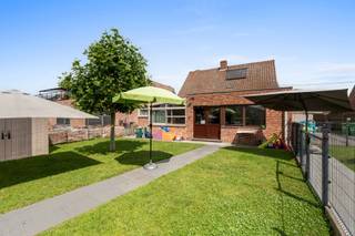 <p><strong>Verzorgde vrijstaande gezinswoning met EPC-label C, tuin, ruime berging en vlotte parkeermogelijkheden</strong></p>
<p>Ben je op zoek naar een solide en verzorgde vrijstaande gezinswoning met een aangename tuin en praktische extra bergruimte? Dan is deze woning beslist een bezoek waard. Dankzij de vlot bereikbare ligging, de ruime leefruimtes en het gunstige <strong>EPC-label C</strong> geniet je hier van comfortabel wonen zonder renovatieverplichting.</p>
<p><strong>Indeling</strong></p>
<p>Via de inkomhal met gastentoilet kom je in de ruime en lichtrijke leefruimte, die achteraan werd uitgebreid en aansluit op de open, ingerichte keuken. De voormalige garage werd geïntegreerd in de woning en doet vandaag dienst als een praktische multifunctionele ruimte, ideaal als berging, fietsenstalling, hobbyruimte of extra inkom.</p>
<p>Op de verdieping bevinden zich de nachthal, drie volwaardige slaapkamers en een verzorgde badkamer.</p>
<p><strong>Buiten</strong></p>
<p>De aangename tuin biedt voldoende ruimte om te genieten. Achteraan bevindt zich bovendien een ruime gemetste tuinberging (ca. 50 m²), ideaal voor tuinmateriaal, fietsen, extra opslag of hobby.</p>
<p>Ook op vlak van parkeren scoort deze woning uitstekend. Voor de woning zijn meerdere privatieve staanplaatsen voorzien en ook naast de woning is er bijkomende parkeergelegenheid.</p>
<p>Met haar degelijke bouwkwaliteit, praktische indeling, gunstige energiescore (<strong>EPC-label C</strong>) en ruime parkeermogelijkheden vormt deze vrijstaande woning een ideale thuisbasis voor gezinnen die comfortabel willen wonen op een vlot bereikbare locatie.</p>