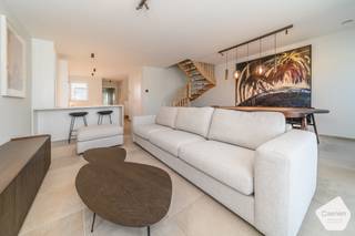 Op een absolute topligging in de Zeelaan van Koksijde bevindt zich deze ruime en volledig gemeubelde penthouse-duplex met <strong>4 slaapkamers, 3 terrassen en open zichten over de Zeelaan met een mooi zeezicht in de verte.</strong><br />Gelegen in een recent nieuwbouwproject, op wandelafstand van de Zeedijk, winkels, horeca en openbaar vervoer.<br /><strong>Indeling</strong><br /><br /><strong>4e verdieping</strong>
<ul>
	<li>Inkomhal met vestiaire en gastentoilet</li>
	<li>Lichtrijke leefruimte met open keuken</li>
	<li>Eerste terras</li>
	<li>Ruime masterbedroom</li>
	<li>Extra slaapkamer of dressing naar keuze</li>
	<li>Luxe badkamer met ligbad, inloopdouche en dubbel lavabomeubel</li>
	<li>Tweede terras</li>
</ul>
<strong>5e verdieping</strong>

<ul>
	<li>Apart toilet</li>
	<li>2 volwaardige slaapkamers</li>
	<li>Badkamer met douche en dubbel lavabomeubel</li>
	<li>Twee zonnige terrassen</li>
</ul>
<strong>Extra's</strong>

<ul>
	<li>Private kelderberging</li>
	<li>Gemeenschappelijke fietsenberging</li>
	<li>Gemeenschappelijk afvallokaal</li>
</ul>
<strong>Troeven</strong><br /><strong>✔</strong> Volledig instapklaar en gemeubeld<br /><strong>✔</strong> 4 slaapkamers en 3 terrassen<br /><strong>✔ </strong>Open zichten over de Zeelaan met een mooi zeezicht in de verte<br /><strong>✔</strong> Zeer energiezuinige nieuwbouw<br /><strong>✔ </strong>Hoogwaardige afwerking met duurzame materialen<br /><strong>✔</strong> Topligging in het centrum van Koksijde, op enkele stappen van de Zeedijk<br /><strong>✔ </strong>Ideaal als vaste woonst, tweede verblijf of investering<br /><br /><strong>Onmiddellijk beschikbaar.</strong><br />Laat u verrassen door de ruimte, het comfort en de unieke ligging van deze exclusieve penthouse. Contacteer ons vandaag nog voor een vrijblijvende bezichtiging. Wij verwelkomen u graag!