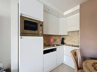 Dans la Pierre Sorrellaan à Koksijde, nous trouvons ce bel appartement d'une chambre à louer. En plein centre et à distance de marche de la mer. Gratuit à partir du 15/10/2026.<br /><br />MISE EN PAGE :<br />> Troisième étage :<br />- Hall d'entrée ;<br />- Espace de vie avec accès à la terrasse<br />- Cuisine <br />- Chambre avec accès à la terrasse ;<br />- Salle de bain avec douche, lavabo, toilettes et raccordement machine à laver.<br /><br />> Sous-sol :<br />- Stockage privé disponible à partir du 01/01/2027<br /><br />AVANTAGES :<br />- EPC favorable<br />- Emplacement idéal ;<br /> <br /><br />Êtes-vous intéressé par cette propriété à louer à Koksijde ? Rendez-vous sur le site www.dewaele.com, cliquez sur le bien que vous souhaitez louer. À l'aide du bouton rouge « demandez votre visite », nous vous demandons de remplir brièvement un profil. Ensuite, nous vous contacterons pour une visite. Les rendez-vous ne peuvent pas être pris par téléphone.