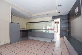 Uitstekend gelegen opbrengsteigendom bestaande uit handelsgelijkvloers + duplex appartementDit betreft een op te frissen gebouw voor gemengd gebruik...