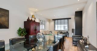 <p>Op zoek naar een eigendom waar wonen en werken perfect gecombineerd kunnen worden? </p><p>Dan biedt dit pand bijzonder interessante mogelijkheden.</p><p> </p><p>De eigendom is gelegen op een strategische locatie en beschikt over een ruime winkelruimte met aansluitende productie- en werkruimte. </p><p>Momenteel is het pand ingericht en uitgerust als bakkerij, maar uiteraard zijn ook andere ambachtelijke of commerciële activiteiten mogelijk zoals bv. traiteurszaak!? </p><p>De volledige winkelinrichting en de aanwezige bakkerijmachines zijn inbegrepen in de verkoopprijs, waardoor de activiteit desgewenst vrijwel onmiddellijk kan worden verdergezet.</p><p> </p><p>Via een afzonderlijke private inkom bereikt u het woongedeelte. </p><p>Hier bevinden zich een ruime en aangename leefruimte, een praktisch bureel en een volledig uitgeruste keuken. </p><p>Aansluitend geniet u van een mooi terras!</p><p> </p><p>Op de verdieping bevinden zich maar liefst vijf slaapkamers en een badkamer, waardoor deze eigendom ook bijzonder geschikt is voor grotere gezinnen of voor wie nood heeft aan extra kamers voor bureau, hobby of gasten.</p><p> </p><p>Daarnaast beschikt het pand over zowel een kelder als een zolder, zodat er aan bergruimte geen gebrek is.</p><p>Een unieke opportuniteit voor zelfstandigen, ondernemers of gezinnen die op zoek zijn naar een ruime eigendom waarin handel, werk en privéleven onder één dak kunnen worden samengebracht.</p><p> </p><p>De verkoop kan eventueel eveneens plaatsvinden onder de vorm van een aandelentransactie.</p>