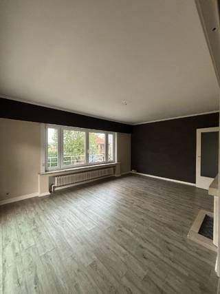 Dit appartement is gelegen op het gelijkvloers en omvat: woonkamer met terras, keuken, 2 slaapkamers, badkamer met ligbad, toilet, 2...