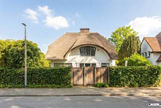 <p><span>Charmante villa op toplocatie in hartje Ekeren</span></p><p><span>Op een absolute topligging in het centrum van Ekeren, met prachtig zicht op het park, en vlakbij natuurdomein Oude Landen, bevindt zich deze uitstekend onderhouden en karaktervolle villa. </span><span>De woning combineert een hoogwaardige afwerking met een uitzonderlijke woonkwaliteit, mede dankzij de overvloedige lichtinval en prachtig zicht op de natuur.</span></p><p><span>Een stijlvolle woning voor wie comfortabel en centraal wil wonen.</span></p><h3><span>Indeling</span></h3><p><span>De woning verwelkomt u via een indrukwekkende inkomhal met hoge plafonds en een prachtig gevoel van ruimte. De elegante, gebogen trap is een echte eyecatcher en straalt tijdloze klasse uit. De natuurstenen vloer vormt een stijlvol contrast met de lichte wanden. Een binnenkomst die meteen indruk maakt! </span></p><p><span>Van hieruit loopt u door naar de lichtrijke leefruimte. De woonkamer geniet van grote raampartijen, ingemaakte kasten en een prachtige parketvloer, wat zorgt voor een warme en stijlvolle sfeer. De open keuken sluit naadloos aan op de leefruimte. Ze is uitgerust met hoogwaardige Miele-toestellen, waaronder een keramische kookplaat, oven, koelkast en vaatwasser. De koelkast en vaatwasser werden recent vernieuwd (2024-2025).</span></p><p><span>Aansluitend bevindt zich een tussenhal met toegang tot de garage. Deze is vandaag ingericht als praktische wasruimte met maatwerkkasten voor wasmachine en droogkast. Het tweede gedeelte van de garage biedt extra bergruimte, ideaal voor fietsen en stockage. Buiten is een laadpaal voor elektrische wagens voorzien. De oprit biedt ruimte voor 2 wagens.</span></p><p><span>Verder beschikt het gelijkvloers over een gastentoilet met handenwasser en een vestiaire. De échte eyecatcher? De aparte bar met wijnkoelkast. Deze ruimte kan eveneens perfect dienen als praktijk of kantoor aan huis, wat de woning extra interessant maakt voor zelfstandigen of vrije beroepen. </span></p><p><span>Op de bovenverdieping bevindt zich een lichtrijke overloop, momenteel ingericht als bureauruimte. Het grote, gebogen raam zorgt voor een prachtige lichtinval en een rustgevend zicht op het groen. De warme parketvloer en maatwerkkasten creëren een stijlvolle en functionele werkplek. Dankzij de open vide en elegante balustrade blijft het ruimtelijk gevoel behouden. Verder zijn er drie volwaardige slaapkamers. D</span><span>e masterbedroom geeft rechtstreeks toegang tot de badkamer, voorzien van een ligbad, wastafel en toilet.</span><span> Daarnaast is er een aparte douchekamer met wastafel, douche en toilet, toegankelijk vanuit de hal.</span></p><p><span>De bergzolder biedt bijkomende opbergruimte. De woning beschikt over een ruime en droge kelder, toegankelijk vanuit de inkomhal. Ideaal voor extra bergruimte!</span></p><h3><span>Tuin</span></h3><p><span>De woning beschikt over een prachtige, aangelegde tuin met volledige privacy dankzij hoge, volgroeide hagen. Hier geniet u in alle rust, zonder inkijk. De tuin biedt plaats voor een zonnig terras met ligzetels en tuinmeubelen. Dé ideale plek om in de zomer buiten te vertoeven en gasten te ontvangen in een groene, serene omgeving.</span></p><p><span>Extra troeven:</span></p><ul><li><span>Rustige, enkelrichtingsstraat</span><span> </span></li><li><span>Perfect onderhouden en zeer lichtrijke woning</span><span> </span></li><li><span>Volledige privacy: geen inkijk</span><span> </span></li><li><span>Ruime oprit voor 2 tot 3 wagens en laadpaal voor elektrische wagen</span></li><li><span>Totaalvernieuwing van het dak ca. 10 jaar geleden</span></li><li><span>Mogelijkheid tot praktijk of kantoor aan huis</span></li><li><span>Topligging in het centrum, met zicht op het park</span></li></ul><p><span>Interesse?</span><span><br />Ontdek zelf de charme en de uitzonderlijke ligging van deze villa. Plan vandaag nog uw bezoek in via </span><span>www.janssenenjanssen.be</span><span>!</span></p>