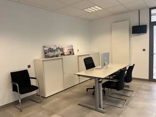 Ces espaces de pratique rénovés à louer sont situés dans un centre médical d'Audenarde, près de la N60.Les salles de pratique sont adaptées...