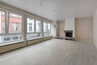 <p><span>Cozy apartment in the center of Oudenaarde.</span></p><p><span> </span></p><p><span>This 1-bedroom apartment, is located on the third floor in a small-scale residence consisting of three apartments and a commercial space. Thanks to its central location in the heart of Oudenaarde, stores, restaurants and other amenities are within walking distance.</span></p><p><span>The railway station is only 650 meters from the apartment.</span></p><p><span>There is no elevator in the building and each apartment has separate meters for water, electricity and gas. In addition, the kitchen is still being completely renovated.</span></p><p><span> </span></p><p><span>Layout:</span></p><p><span>- Entrance hall, bathroom, bedroom, living area, kitchen.</span></p><p><span> </span></p><p><span>Advantages:</span></p><p><span>- Centrally located</span></p><p><span>- The kitchen is being renovated</span></p><p><span> </span></p><p><span>Information:</span></p><p><span>- Monthly rent: € 600 + € 40 common charges = € 640/month</span></p><p><span>- Security deposit: 3 months rent</span></p><p><span>- Additional costs: contribution to the cost of the place description</span></p><p><span>- Availability: to be agreed</span></p><p><span>- EPC: </span></p><p><span> </span></p><p><span>Interested? Contact Yana at 09 227 08 90 or at yana@heritagevastgoed.be</span></p><p><span> </span></p>