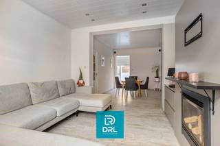 Deze instapklare woning is gelegen in de geliefde wijk De Konterdam te Oostende, een rustige en aangename buurt met vlotte verbinding naar het centrum, winkels en openbaar vervoer. <br /><br />Bij het betreden van de woning kom je terecht in een ruime en lichtrijke leefruimte die meteen een warm gevoel uitstraalt. De gashaard zorgt voor extra gezelligheid en maakt van deze ruimte een ideale plek om te ontspannen.<br />Aansluitend heb je de eetplaats met een ruime en praktische keuken die via het schuifraam verbonden is met het aangename terras/stadstuintje.<br />Verder beschikt de woning over een badkamer op het gelijkvloers en drie 3 slaapkamers op de eerste  en tweede verdieping met voldoende ruimte en heel wat mogelijkheden. Dankzij de vele ingemaakte kasten is deze tevens zeer onderhoudsvriendelijk ingericht.<br /><br />Deze woning combineert wooncomfort, licht en een gunstige ligging, wat ze uitermate geschikt maakt als gezinswoning of als interessante investering.<br /><br />Meer info of een bezoek inplannen? Contacteer DRL VASTGOED, 050 65 95 95 of info@drlvastgoed.be