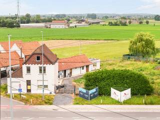 <p>Af te breken woning op een strategische ligging in Zulte, op een perceel van 1.754 m2. <br />Vergunning voor de heropbouw van villa aanwezig (zie renders), mogelijkheid 6% BTW!<br /><br />Genietend van een ruim perceel met veel potentieel op hoekligging.<br /><br />De vergunde bouwaanvraag omvat een moderne villa met op het gelijkvloers een inkomhal, lichtrijke living, leefkeuken met eiland, bureau, wasruimte en grote berging. Op het eerste verdiep zijn 3 ruime slaapkamers voorzien (waarvan één met douchekamer en dressing), nachthal, badkamer met alle comfort en apart toilet.<br />Tevens mogelijkheid voor een bijgebouw te plaatsen achteraan in de tuin, alsook om de woning volledig te onderkelderen. <br /><br />Hoewel u hier geniet van een zicht op groen en velden, bent u ook dichtbij invalswegen naar Zulte, Deinze, Waregem, Wielsbeke, ...<br /><br />Meer informatie of een bezoek ter plaatse: charlotte@immobeguin.be</p>