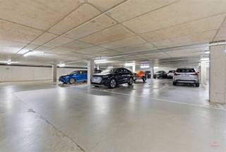 <p>Welkom in dit stijlvolle en instapklare appartement aan de Hundelgemsesteenweg 264A in Ledeberg, Gent.</p><p>Dit recente appartement, opgeleverd in 2021, combineert hedendaags wooncomfort met een uitzonderlijk gevoel van rust, licht en ruimte. De ligging aan de Schelde zorgt voor een aangename woonbeleving, met een groen en open uitzicht dat meteen in het oog springt.</p><p>Een absolute troef is het prachtige Scheldezicht. Vanuit de leefruimte en het ruime terras kijkt u uit over het water en het omliggende groen. Dit open zicht geeft het appartement een bijzonder ruimtelijk en rustgevend karakter, en maakt van het terras een plek waar u op elk moment van de dag graag vertoeft.</p><p>Het appartement bevindt zich in uitstekende staat en werd afgewerkt met duidelijk oog voor kwaliteit. De hoogwaardige afwerking vormt een belangrijke meerwaarde.</p><p>De bewoonbare oppervlakte bedraagt 94 m², aangevuld met twee aangename terrassen van respectievelijk 12 m² en 4 m². Zo beschikt u over een comfortabele binnenruimte én volwaardige buitenruimte, met een sterke connectie met het water en de groene omgeving.</p><p><span>Indeling</span><br />Via de inkomhal betreedt u het appartement en komt u terecht in de lichtrijke leefruimte met grote raampartijen. De open, volledig uitgeruste keuken sluit mooi aan op de leefruimte en maakt van deze plek het hart van het appartement. <br />Vanuit de leefruimte heeft u rechtstreeks toegang tot het ruime terras met open zicht op de Schelde en het groen. Hier geniet u in alle rust van het uitzicht, de stilte en de ruimte rondom u.<br />Verder beschikt het appartement over een gastentoilet, een stijlvolle badkamer en twee volwaardige slaapkamers. Eén van de slaapkamers geeft uit op het tweede terras, wat zorgt voor extra buitenruimte en een aangename verbinding tussen binnen en buiten.<br />Daarnaast beschikt het appartement over een privatieve autostaanplaats en een gemeenschappelijke fietsenberging, wat het wooncomfort compleet maakt.</p><p><span>Troeven</span><br />• Recent en instapklaar appartement, opgeleverd in 2021<br />• 94 m² bewoonbare oppervlakte<br />• Lichtrijke leefruimte met grote raampartijen<br />• Hoogwaardige afwerking met duidelijke meerwaarde tegenover standaard nieuwbouw<br />• Zeer ruim terras aan de leefruimte en tweede terras aan de slaapkamer<br />• Prachtig open Scheldezicht met groen en rustgevend uitzicht<br />• Uitstekende ligging tussen Gent-centrum en de Scheldevallei<br />• Winkels, scholen, openbaar vervoer en horeca op wandel- en fietsafstand<br />• Vlotte verbinding naar Gent-centrum, E17 en E40<br />• Privatieve autostaanplaats en gemeenschappelijke fietsenberging<br />• Ideaal als eigen woonst én als duurzame investering<br />• Vrij bij akte<br />• Vraagprijs: € 459.000</p><p>Een zeldzame combinatie van nieuwbouwcomfort, hoogwaardige afwerking en een blijvend open zicht op de Schelde.</p><p><span>Contact</span><br />Meer informatie of een bezoek? Contacteer Els: 0496/10.65.76 of els@heritagevastgoed.be</p>