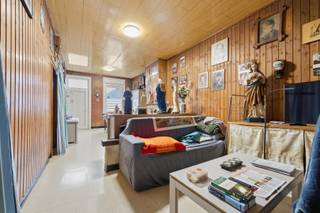 Deze charmante woning, gelegen op een ruim perceel in het hart van Vlamertinge, biedt een uitzonderlijke kans voor wie op zoek is naar ruimte, potentieel en vrijheid om te creëren.<br /><br />De woning beschikt over drie volwaardige slaapkamers en een zeer ruime garage, wat zorgt voor tal van mogelijkheden. Dankzij het grote perceel en de solide basis is dit pand de perfecte blanco canvas om om te vormen tot een warme gezinswoning of een rendabel investeringsproject.<br /><br />Of je nu een jong gezin bent dat droomt van een woning op maat, of een investeerder met oog voor opportuniteiten: dit eigendom combineert locatie, ruimte en toekomstwaarde op een unieke manier.<br /><br />Een woning boordevol potentieel, klaar om nieuw leven ingeblazen te worden.