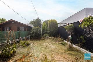 Te koop te Lokeren!Vlakbij scholen, station en stadscentrum Lokeren, vind je deze stevig gebouwde gesloten bebouwing.Deze woning biedt tal van...