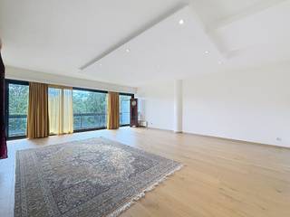 <p><b>WOLUWE-SAINT-ETIENNE</b>, ideaal gelegen vlak bij het openbaar vervoer, de Ring, het Saint-Luc-ziekenhuis en de luchthaven. Ontdek dit prachtige, volledig gerenoveerde appartement met 2 slaapkamers, met een woonoppervlakte van 96 m² en veel lichtinval.<br /><br />Het appartement bestaat uit een inkomhal met inbouwkasten, een ruime en lichte woonkamer, een ingerichte keuken, twee comfortabele slaapkamers, een moderne doucheruimte en een apart toilet. U kunt ook genieten van twee terrassen, één aan de voorzijde en één aan de achterzijde van het gebouw, waardoor u op elk moment van de dag kunt genieten van aangename buitenruimtes.<br /><br />Een grote privégarage van 16 m², die ook als opslagruimte kan dienen, is bij de huurprijs inbegrepen. Het gebouw biedt hoogwaardige voorzieningen die gratis ter beschikking staan van de bewoners, waaronder een groot binnenzwembad van 18 m lang en een tennisbaan. De kostenraming bedraagt 250 €/maand en omvat de gemeenschappelijke kosten, het koudwaterverbruik en de conciërgediensten.</p>
<p>EPB: B – 200 kWh/(m²/jaar).<br /><br /><b><u>3e verdieping</u>:</b></p>
• Hal met opbergkasten en kledingkast<br />• Woonkamer van ± 40 m² met toegang tot een terras van 9 m² op het zuidwesten<br />• Ingerichte keuken (oven, kleine kookplaat, afzuigkap, koelkast, vriezer en magnetron) met toegang tot het achterterras van 13 m² op het noordoosten<br />• Apart toilet<br />• Doucheruimte<br />• Slaapkamer 1: ± 12,5 m² (2,83 x 4,40) met toegang tot het achterterras van 13 m² op het noordoosten<br />• Slaapkamer 2: ± 12,5 m² (2,79 x 4,40) met aangrenzende doucheruimte en een toilet, met toegang tot het achterterras van 13 m² op het noordoosten<br />
<p><u>Garagebox inbegrepen in de huurprijs, 16 m², gelegen</u> op niveau -2, nr. 102<br /><u>Vaste vergoeding voor servicekosten</u>: 250 €/maand voor de gemeenschappelijke ruimtes, koud water en conciërge.</p>
<br />Het gebouw beschikt over hoogwaardige voorzieningen die gratis ter beschikking staan van de bewoners, waaronder een groot binnenzwembad en een tennisbaan.<br />Recente kozijnen met dubbele beglazing!<br /><br />Er zijn tegen betaling verschillende wasruimtes met wasmachines en drogers beschikbaar op niveau -2.