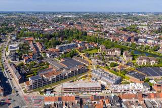 💚 WIL JE W.E.S.T. ZELF ONTDEKKEN? KOM EENS LANGS TIJDENS EEN VAN ONZE OPENDEURDAGEN. MEER INFO VIA ZABRA.BE/WEST. 💚
Dit 3 slaapkamer appartement op de 3de verdieping ligt in w.e.s.t., net binnen de kleine ring van Roeselare. Ideaal voor gezinnen, thuiswerkers of wie graag ruim woont, en ook interessant als kwalitatief investeringsproduct.
De leefruimte is groot en open, met plaats voor een comfortabele zithoek en eethoek. Dankzij de brede raampartijen geniet je van veel natuurlijk licht.
Aansluitend ligt het terras van bijna 20 m², perfect om buiten te eten of te ontspannen. ☀️
Het appartement telt drie volwaardige slaapkamers, ideaal voor een gezin, hobbyruimte of bureau. Verder zijn er een badkamer, aparte berging en een afzonderlijk toilet. Alles is logisch ingedeeld en aangenaam in gebruik.
🏡 Appartement
- 3de verdieping
- 3 slaapkamers
- 113,93 m² bewoonbare oppervlakte
- Groot terras met uitzicht over de stad
🌱 Duurzaam wonen
- BEN appartement
- Vloerverwarming
- Verwarming zonder gas via het MIROM warmtenet
- Lage energiekosten
📍 Ligging
- Op wandelafstand van winkels, horeca en het stadspark
- Vlotte verbinding met fiets, openbaar vervoer en E403
- Autovrije, groene site met fietspad
- Parkeermogelijkheid op de site
Een ruim en comfortabel appartement op een centrale locatie, met toekomstgerichte technieken en sterke woonkwaliteit.
👉 Interesse? Vraag meer info, plannen en prijzen aan op het nummer +32 472 89 60 18. Tot snel!