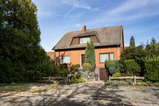 Ruime open bebouwing in Nieuwerkerken, rustig gelegen in een doodlopende straat. De woning beschikt over 5 slaapkamers, 2 badkamers, een ruime keuken en zeer grote leefruimte. Volledig onderkelderd met garage, grote bergruimte en aparte wijnkelder. Daarnaast is er nog een ruime zolder. Buiten is er een overdekt terras, een tuin met avondzon en meerdere parkeerplaatsen vooraan. Een ruime gezinswoning met veel mogelijkheden op een zeer rustige ligging.