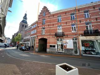 <p><span>Herenhuis opgesplitst in een commercieel gelijkvloers met kelder en 3 appartementen.  Het gebouw werd omstreeks 1898 gebouwd door een Jeneverstoker en gemeenteraadslid.  Een herenhuis met een opvallend mooie gevel en zij-etalage en bijkomende zij-inkom voor het commercieel gedeelte.<br />Het pand van een interessante ligging in de bekende Kapelstraat, op een absolute toplocatie zowel naar residentieel wonen als naar Retail/handel.</span></p><p><span>Bij de bouw van dit pand werd de voormalige uitgang van de dienstwagens van </span><span><span>het post- en telegraafkantoor</span></span><span>.  </span><span>Nu verbindt de <span>Peterseliesteeg</span></span><span> de Kapelstraat</span><span><span>https://hasel.be/kapelstraat-26</span></span><span> </span><span>met de </span><span><span>Havermarkt</span></span><span>.  </span><span>Op de steeg rust een recht van doorgang.</span></p><p><span><br />In 2006 werd een vergunning afgeleverd en uitgevoerd tot het verbouwen van het handelspand tot een handelspand met 3 appartementen.  Door de jaren heen werd het gebouw zeer goed onderhouden.</span></p><p><span>Indeling:</span></p><ul><li><span>Winkel</span><span>: 125 m², gelijkvloers voorzien van winkel, behandelkamer, sanitair, kitchenette, sociale ruimte + 2 bergkelders.  De hoofdinkom is via de Kapelstraat, via de Peterseliesteeg is een 2</span><span><sup>e</sup></span><span> zij-inkom in een 10 meter lange etalage.  <br />EPC handel: 753. 20210531-0002422621-KNR-1</span></li><li><span>Verdieping 1</span><span>: 82 m² appartement met inkomhal, WC, berg-/wasplaats, leefruimte, keuken, nachthal, badkamer, 1 slaapkamer.  Zonneterras van +/- 42 m² en balkon aan de straatzijde. <br />EPC: 183. 20210531-0002422428-RES-1.</span></li><li><span>Verdieping 2</span><span>: 82 m² appartement met inkomhal, WC, berg-/wasplaats, leefruimte, keuken, nachthal, badkamer, 1 slaapkamer.  <br />EPC: 166. 20210531-0002422575-RES-1.</span></li><li><span>Verdieping 3</span><span>: 94 m² duplex appartement met inkomhal, WC, berg-/wasplaats, zitruimte met zonneterras van +/- 8 m², keuken, eetruimte, badkamer, overloop, 1 slaapkamer. <br />EPC: 177. 20210531-0002422593-RES-1.</span></li><li><span> </span></li></ul><p><span>Betreft verhuringen: de maandelijkse huurinkomsten van de appartementen bedragen : € 2.130.</span></p><p><span>Het handelsgelijkvloers is momenteel niet verhuurd.</span></p><p><span> </span></p><p><span>EPC Gemeenschappelijke Delen: 20210531-0002422231-GD-6 dd 31/05/2021.</span></p><p><span>Plannen ter inzage op kantoor.</span></p><p><span>Troeven:</span></p><ul><li><span>alle appartementen hebben een </span><span>B-label EPC </span><span>!</span></li><li><span>alle huurovereenkomsten zijn indexeerbaar.</span></li><li><span>ligging: mooie winkelstraat met alle faciliteiten in de omgeving</span></li><li><span>nutsmeters </span><span>(water, elektriciteit en aardgas) </span><span>individueel</span></li></ul><p><span>Bent u geïnteresseerd in dit opbrengsteigendom? Aarzel dan niet om ons te contacteren!  U bereikt ons dagelijks telefonisch op 0485 34 56 71 of maak een afspraak bij ons in het vastgoedkantoor MCA-Vastgoed, Kapelstraat 21 Hasselt.</span></p><p><span> </span></p>