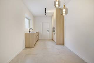 Dit volledig gerenoveerde en modern afgewerkte huis is een absolute buitenkans voor wie op zoek is naar een instapklare woning in de historische stad Brugge. De woning beschikt over een volledig nieuw dak, een luxe keuken, parketvloeren, is professioneel geschilderd en volledig geïsoleerd, waardoor u geniet van optimaal comfort en een lage energiefactuur. Dit huis is onmiddellijk beschikbaar voor de koop.Het pand is strategisch gelegen in een rustige, maar centrale straat, op wandelafstand van de meest iconische bezienswaardigheden van Brugge, zoals de Grote Markt, het Zand en diverse musea. De bereikbaarheid is uitstekend; zowel het openbaar vervoer (bushaltes) als de belangrijkste invalswegen zijn vlot te bereiken. Voor wie op zoek is naar uniek vastgoed in West-Vlaanderen, is dit een absolute aanrader.Indeling:Gelijkvloers:Inkomhal met gastentoiletRuime en lichtrijke open leefruimte met parketvloerVolledig geïnstalleerde luxe keukenBerging/wasplaatsGezellige stadstuin of terrasEerste verdieping:SlaapkamerSlaapkamerLuxueuze badkamerTweede verdieping:Slaapkamer of multifunctionele ruimte (bureau/hobbykamer)Bent u geïnteresseerd in de koop van dit prachtige huis met drie slaapkamers en EPC B in Brugge? Neem dan vandaag nog contact met ons op!