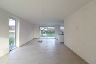 <strong>Op zoek naar een moderne, lichtrijke en energiezuinige woning?</strong><br />Deze halfopen nieuwbouwwoning, gelegen in een zeer kindvriendelijke wijk in Kortrijk, biedt alle hedendaags comfort en een aangename woonomgeving.<br /><br /><strong>✨ Troeven van de woning:</strong><br />✔ <strong>Energiezuinig:</strong> Zonnepanelen, warmtepomp, regenwater en EPC A<br />✔ <strong>Ruim en lichtrijk:</strong> Open leefruimte met zicht op de afgesloten tuin<br />✔ <strong>Gezinsvriendelijk:</strong> rustige, groene omgeving<br />✔ <strong>Instapklaar:</strong> De woning wordt nog volledig geschilderd<br /><br />🏡 Indeling:<br /><strong>Gelijkvloers:</strong> Inkomhal, gastentoilet, ruime leefruimte met open keuken, berging/wasplaats<br /><strong>Verdieping:</strong> Drie slaapkamers en een badkamer met zowel bad als douche en een apart toilet<br /><strong>Buiten:</strong> Afgewerkte tuin en er is ook een garage inbegrepen<br /><br />💰 <strong>Huurprijs:</strong> €1.275 per maand<br /><strong>📅 Beschikbaar vanaf 1 december</strong><br />Vraag nu uw bezoek aan voor deze woning via MijnHuurprofiel. 