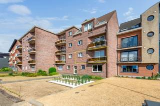 <p><span>Ontdek dit ruim en verzorgd appartement op de eerste verdieping, gelegen in het gegeerde Duffel-West, op wandelafstand van de dijk langs de Nete. </span></p><p><span>Dankzij de rustige ligging en de uitstekende bereikbaarheid vormt dit appartement de ideale thuisbasis voor wie comfortabel wil wonen.</span></p><p><span> </span></p><p><span> </span></p><p><span>Bij het betreden van het appartement komt u terecht in de lichtrijke leefruimte, die dankzij de grote raampartijen geniet van een aangename lichtinval. </span></p><p><span>Aansluitend bevindt zich een gezellig balkon van 4 m² waar u heerlijk kunt genieten van een kop koffie of een rustig moment in de buitenlucht. </span></p><p><span>De afzonderlijke keuken sluit naadloos aan op de woonkamer en beschikt over een praktische berging, ideaal voor het opbergen van voorraad en huishoudelijke spullen.</span></p><p><span> </span></p><p><span> </span></p><p><span>Aan de achterzijde van het appartement bevinden zich twee volwaardige slaapkamers met een mooi uitzicht op het rustig gelegen zuidoostgericht terras van 7 m². </span></p><p><span>Dit terras biedt een aangename plek om in alle privacy van de ochtend- en middagzon te genieten. </span></p><p><span>De badkamer is uitgerust met een douche, lavabo met meubel en de nodige aansluitingen voor een wasmachine en droogkast.</span></p><p><span> </span></p><p><span> </span></p><p><span>Extra troeven ontbreken niet: een private kelderberging van 7 m² biedt bijkomende opslagruimte en de inbegrepen garage met automatische sectionaalpoort, verlichting en stopcontact zorgt voor optimaal comfort. </span></p><p><span>Bovendien is het gebouw uitgerust met een lift, wat het appartement extra toegankelijk maakt.</span></p><p><span>Contacteer ons snel voor een bezichtiging op het nummer 015 200 999 of info@vastgoedplus.be</span></p>