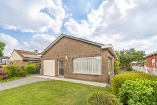 <strong>Te renoveren, gelijkvloerse woning met o.a. 3 slpks, badkamer en inpandige garage. Dit allemaal in een rustig, doodlopende straat op een steenworp van het centrum, de lagere school, bakker, horeca, winkels,.... De woning is volledig onderkeldert met kruipruimte en beschikt over een zolderruimte. Handig bij een eventuele verbouwing. EPC Label-F</strong><br /><br /><strong>Ligging: </strong>In een doodlopende straatje in een rustige woonbuurt vlakbij het centrum. Een vlotte verbinding naar omliggende gemeenten.<br /><br /><strong>Indeling:</strong> inkomhal, gastentoilet, leefruimte, keuken, berging, nachthal, 3 slaapkamers, badkamer, inpandige garage, kruipkelder, zolder, tuin<br /><br /><strong>Beschrijving: </strong>Deze woning dateert van 1975 en biedt de ideale basis voor een grondige modernisatie naar hedendaagse norm. Perfect voor iemand die zoekt naar een onderhoudsvriendelijk en toegankelijk geheel in een doodlopende straat. <br /><br />De inkomhal met gastentoilet brengt ons naar de leefruimte. Deze meet 34m² en biedt voldoende plaats voor het inrichten van een zit-en eethoek. Aangrenzend is er de zeer ruime keuken (15m²) dewelke zich centraal in het huis bevindt. Deze werd steeds goed onderhouden en beschikt over de nodige toestellen. De inpandige garage en een extra berging zijn beide toegankelijk vanuit de keuken.<br />Achteraan de woning zijn er 3 ruime slaapkamers alsook de badkamer. Allen bereikbaar via de nachthal vanuit de keuken.<br /><br />Dankzij de handige kruipruimte is er heel wat mogelijk met het oog op een renovatie. Ook qua indeling kan er veel gewijzigd worden.<br />Boven is er een handige bergzolder aanwezig.<br /><br />De onderhoudsvriendelijke tuin geniet een oriëntatie op het oosten. Achteraan is er een handige wegenis <br /><br /><strong>Voor meer info of een bezoek ter plaatse neem contact op via 014/95 37 50.</strong><br /><br /><strong>Bijzondere informatieplicht:</strong><span> in aanvraag</span><br /><br /><span>Deze woning valt onder de renovatieplicht. Voor meer info, kijk op de website van het Vlaams Energie- en Klimaatagentschap:</span><strong><span> </span>https://energiesparen.be/renovatieverplichting</strong>