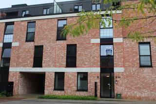<span>Rustig gelegen in de residentie 'De Stroobloem', in het centrum van Loenhout.</span><br /><br /><span>Indeling</span><span> : </span><br /><span>inkomhal, wc, leefruimte met open ingerichte keuken en aansluitend ruim terras op het zuiden, berging, badkamer, 2 slaapkamers ;</span><br /><span>kelderberging en autostaanplaats in ondergrondse parkeergarage.</span>
