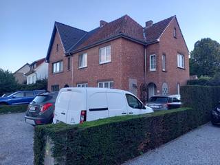 Aantrekkelijke, karaktervolle halfopen bebouwing op royaal perceel in Alken.<br />Deze ruime en karaktervolle halfopen bebouwing met een bewoonbare oppervlakte van 193m², gelegen op een prachtig perceel van 834m², biedt uitzonderlijk veel ruimte en potentieel voor wie op zoek is naar een comfortabele gezinswoning met een grote tuin. Hier geniet u dagelijks van rust en privacy terwijl winkels, scholen en openbaar vervoer zich op wandel- en fietsafstand bevinden. De ligging combineert een aangename woonomgeving met een uitstekende bereikbaarheid naar het centrum van Alken, omliggende gemeenten en belangrijke verbindingswegen richting Hasselt en St.-Truiden (N80).<br /><br />Indeling gelijkvloers:<br />Via de inkomhal komt u binnen in de charmante woonkamer, die naadloos aansluit op de keuken. Vanuit de keuken bereikt u de patio die rechtstreeks toegang geeft tot de tuin.<br />Verder beschikt het gelijkvloers over:<br />* een aparte ruimte, ideaal als bureau of hobbyruimte met toegang tot de kelder.<br />* een wasplaats<br />* apart toilet<br />* badkamer met ligbad en aparte doucheruimte<br />* lichtrijke veranda met zicht op terras en sfeervolle tuin<br />* toegang tot een gezellige patio met een overdekte zone die extra opbergmogelijkheden biedt<br /><br />Op de eerste verdieping bevinden zich 4 slaapkamers, waarvan één momenteel ingericht is als dressing.<br />Via een vaste trap bereikt u de ruime zolderverdieping, die tal van mogelijkheden biedt (extra slaapkamer, hobbyruimte, opslag,...)<br /><br />Troeven van deze woning:<br />* groot perceel met veel privacy;<br />* rustige, landelijke ligging;<br />* op wandel- en fietsafstand van winkels, scholen en openbaar vervoer;<br />* vlotte verbinding naar Hasselt en St.-Truiden;<br />* 4 slaapkamers + extra kamer op gelijkvloers;<br />* ruime zolder met potentieel<br /><br />Deze eigendom is ideaal voor wie op zoek is naar ruimte, rust en een landelijke woonomgeving, zonder in te boeten aan bereikbaarheid. Een perfecte gezinswoning op een royaal perceel in het charmante Alken.